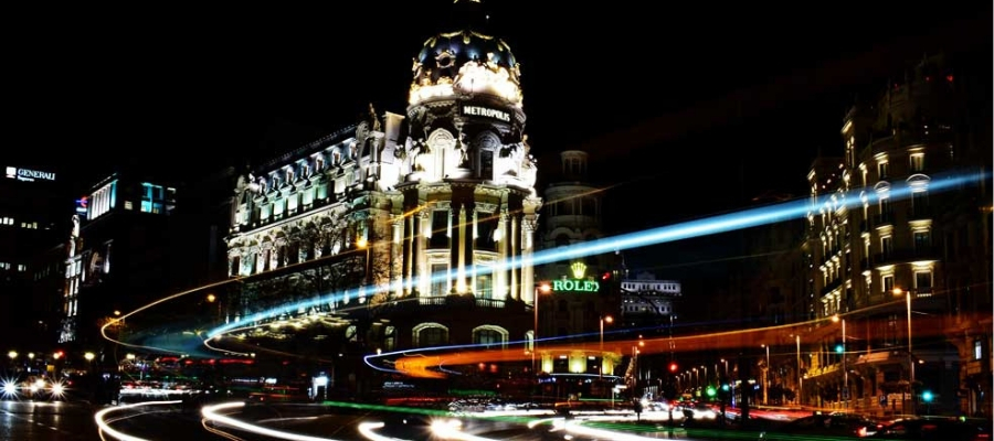 Carteles luminosos para negocios en Madrid: normativa aplicable